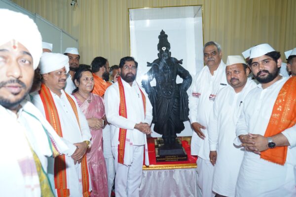 आळंदीत उपमुख्यमंत्री एकनाथ शिंदे यांचा वारकरी संप्रदायाकडून गौरव; श्री पांडुरंगाची भव्य मूर्ती प्रदान