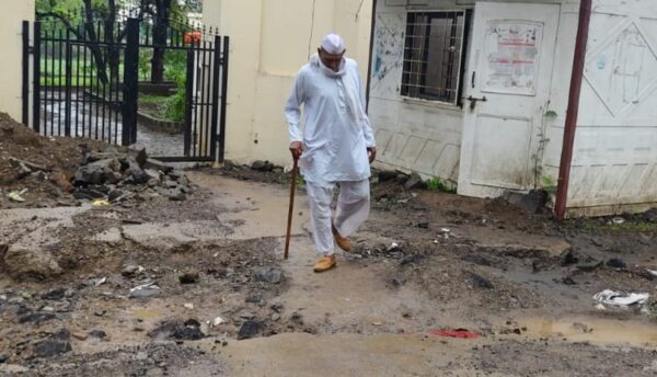 आळंदीतील सिद्धबेट परिसरात सांडपाणी आणि खराब रस्त्यामुळे भाविक संतप्त; प्रशासनाकडे तातडीच्या उपाययोजनांची मागणी