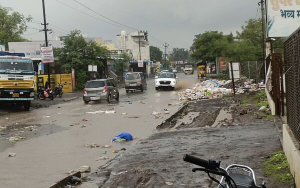 आळंदीत मुसळधार पावसाने कचऱ्याचा ढीग रस्त्यावर, नागरिकांच्या आरोग्याला धोका