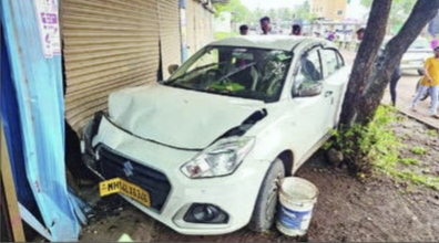 आळंदीत भरधाव कार थेट दुकानात घुसली, सुदैवाने जीवितहानी टळली
