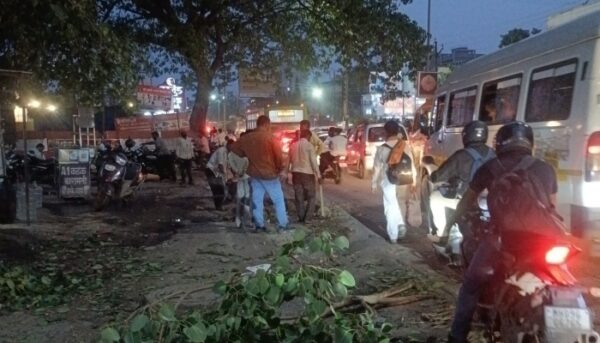 आळंदीतील देहू फाटा येथील धोकादायक विद्युत पोल हटवले; वाहतूक सुकर